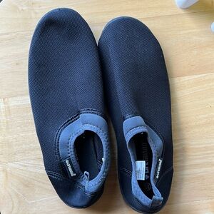 🎉HP🎉 NEW unisex Black Water Shoe by Lifeguard (Men's 8/9, Women's size 10/11)